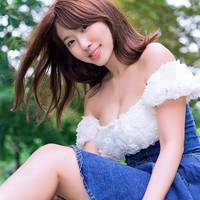 漂亮女人生活时尚好看穿着花裙子成熟美女
