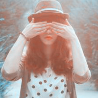 小女人的娇俏气质阿宝色纯洁女生头像 在阳光下