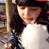 张籽沐吃棉花糖的头像照片 这孩子怎么长的呀这