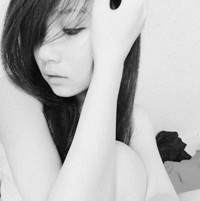 悲伤的唯美黑白女生头像_亲爱的 无尽的孤独