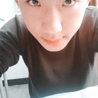 形态优美 长的帅气阿宝色男生头像 一双勾魂摄魄