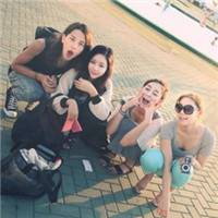 用手机自拍的姐妹头像_高清的 手机一定不错