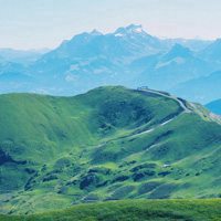 唯美风景 漂亮的山峰 远处白云太美丽了