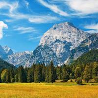 山川秀丽景色 高山白云是最迷人的