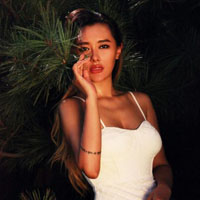 爱戴白色蕾丝写真 展现性感好身材