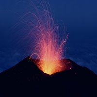 火山喷发的壮丽景观太美丽了 夹杂着闪电