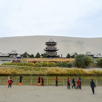 朋友旅行分享甘肃敦煌月牙泉图片风景欣赏一下