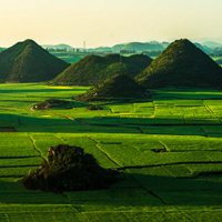 绿色小山峰 清新的山峰是绿色的太美了