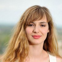 法国影星露易丝·布尔昆性感微信头像 自信而幽