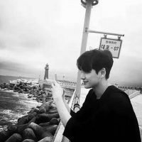 黑白伤感失落男生头像