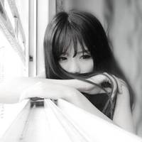 黑白唯美伤感女生图片