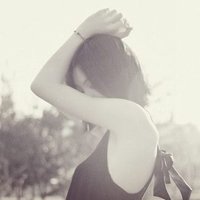 黑白唯美伤感女生图片