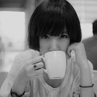 黑白唯美伤感女生图片