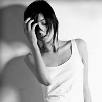 黑白唯美伤感女生图片