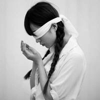 黑白唯美伤感女生图片