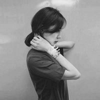 黑白个性女生头像 止不住的爱念旧
