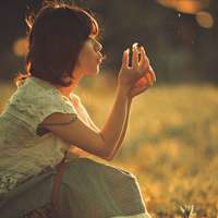 女生吹蒲公英头像图片