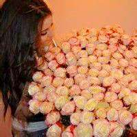 女生微信抱花头像 女生抱着花束