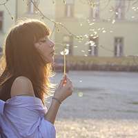 女生吹蒲公英头像图片