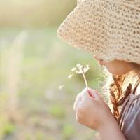 女生吹蒲公英头像图片