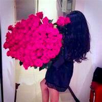 女生微信抱花头像 女生抱着花束