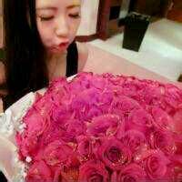 女生微信抱花头像 女生抱着花束