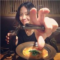 表情有够拽要笑不笑摆个高姿态