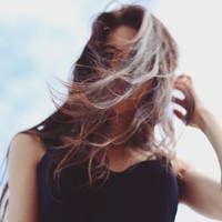 表情有够拽要笑不笑摆个高姿态