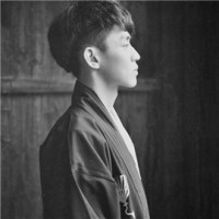 黑白颜色的男生悲伤微信头像图片