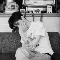 黑白颜色的男生悲伤微信头像图片