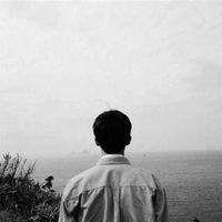 黑白颜色的男生悲伤微信头像图片