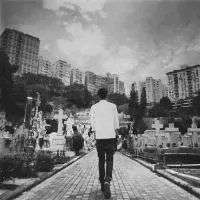 黑白颜色的男生悲伤微信头像图片