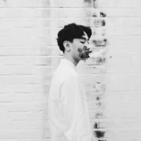 黑白颜色的男生悲伤微信头像图片