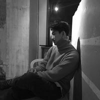 黑白颜色的男生悲伤微信头像图片