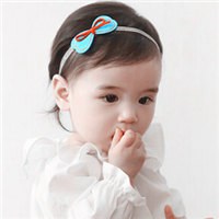 大眼睛的俏皮可爱女宝宝头像