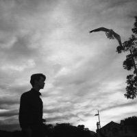 黑白颜色的男生悲伤微信头像图片