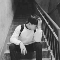 黑白颜色的男生悲伤微信头像图片