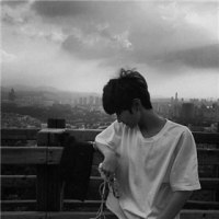 黑白颜色的男生悲伤微信头像图片