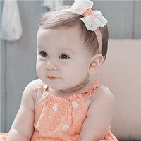 大眼睛的俏皮可爱女宝宝头像