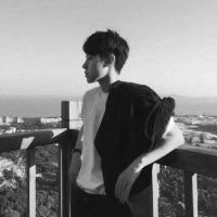 黑白颜色的男生悲伤微信头像图片