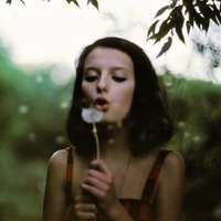 女生吹蒲公英头像图片