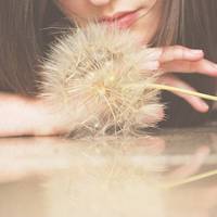 女生吹蒲公英头像图片