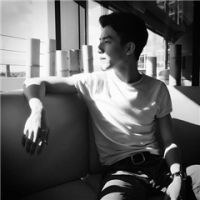 黑白颜色的男生悲伤微信头像图片