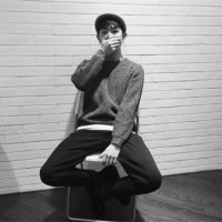 黑白颜色的男生悲伤微信头像图片