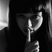 黑白女生头像伤感