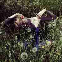 女生吹蒲公英头像图片