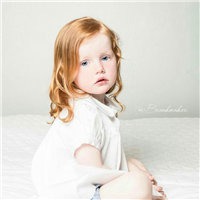 可爱的金发小萝莉大眼睛头像图片