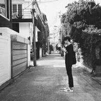 黑白颜色的男生悲伤微信头像图片