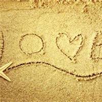 沙滩上的手写心形和LOVE图片头像