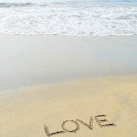 沙滩上的手写心形和LOVE图片头像